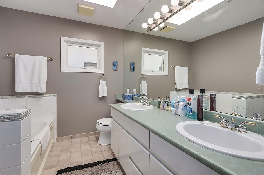 4543 W 11th Avenue Vancouver, BC - 17