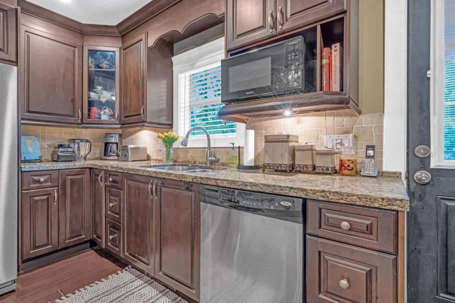 2385 W 7th Avenue Vancouver, BC - 12