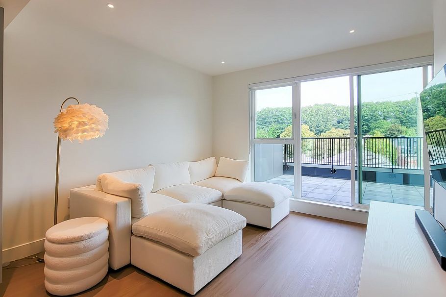 401 2235 E Broadway Vancouver, BC - 3