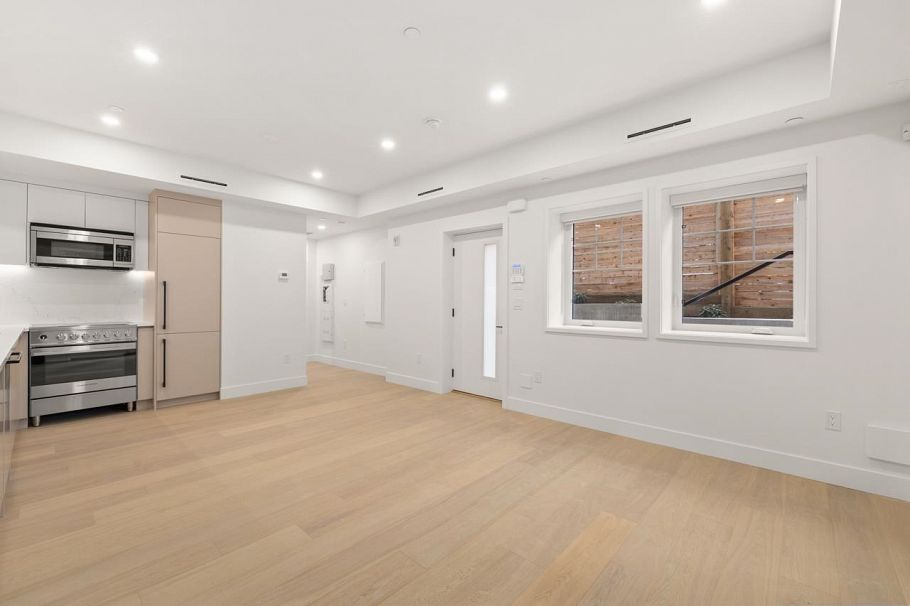 2432 W 49th Avenue Vancouver, BC - 9