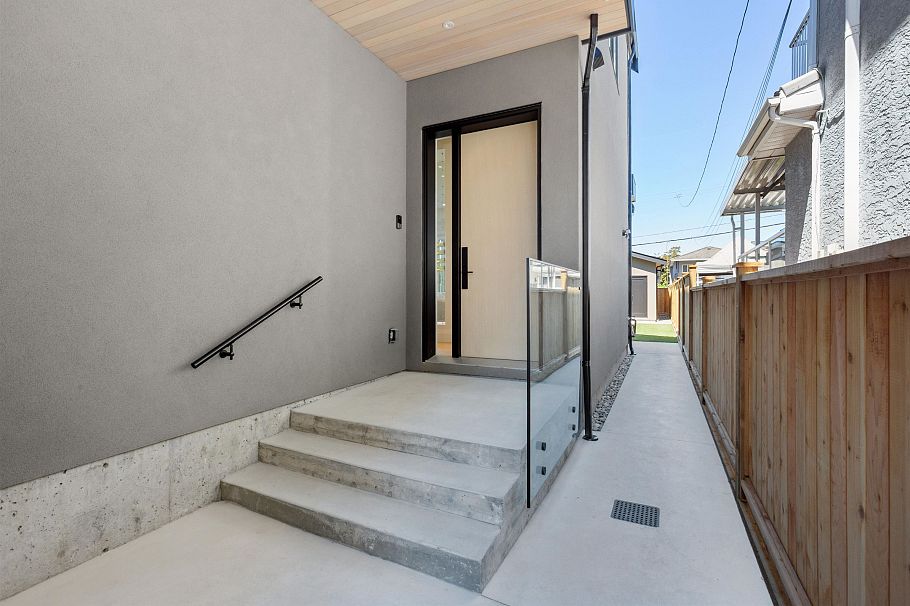 2 1243 E 27th Avenue Vancouver, BC - 3