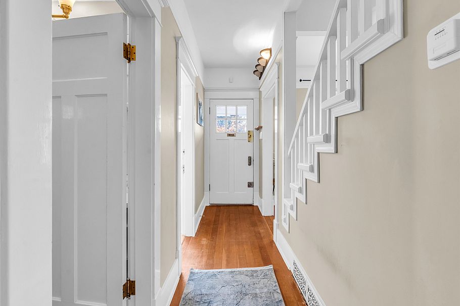 138 W Kings Road North Vancouver, BC - 23