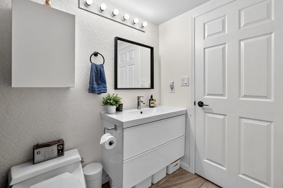 302 2388 Triumph Street Vancouver, BC - 23