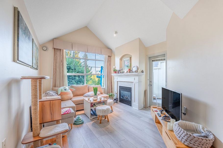 416 960 Lynn Valley Road North Vancouver, BC - 1