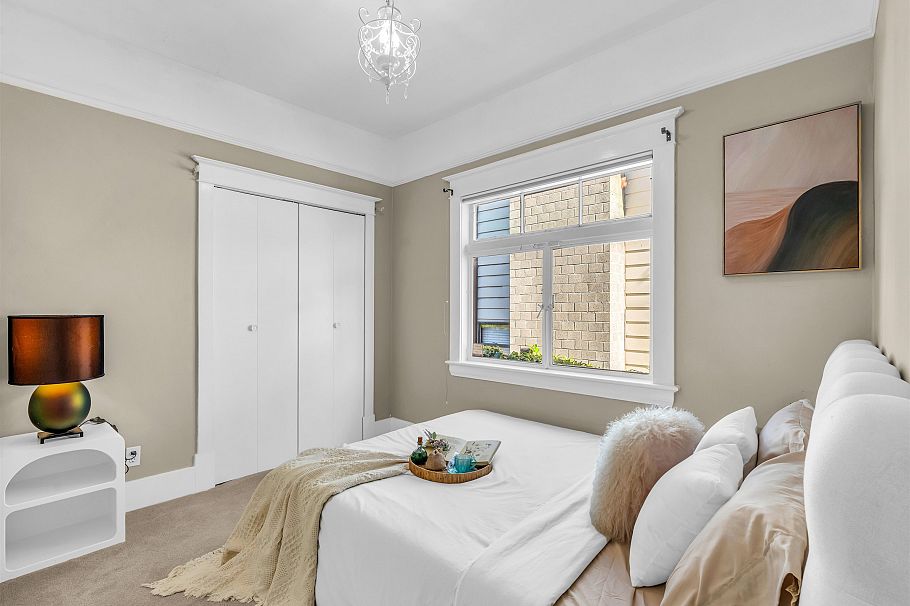 138 W Kings Road North Vancouver, BC - 17