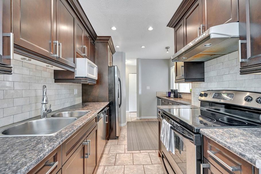 308 1155 Ross Road North Vancouver, BC - 9