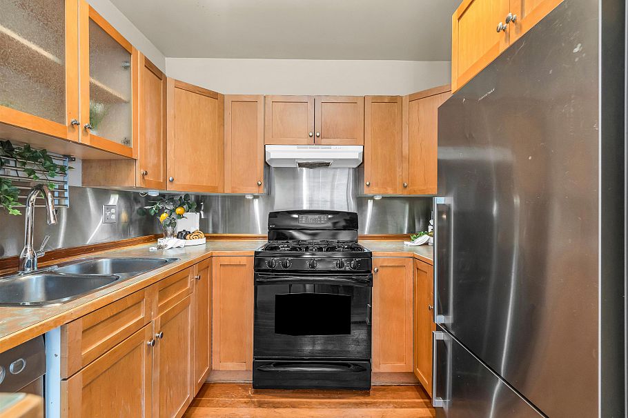 138 W Kings Road North Vancouver, BC - 11