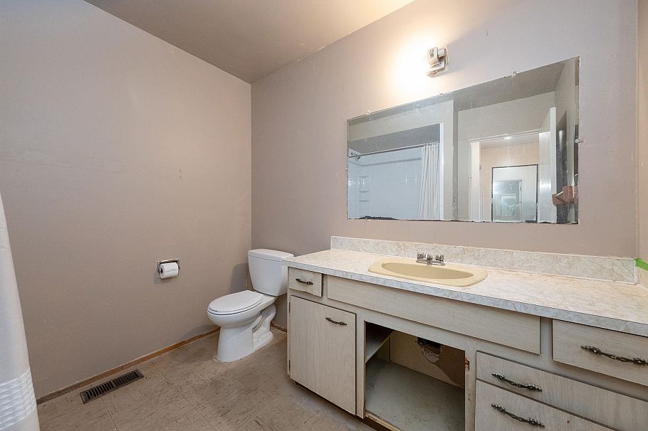 1122 Premier Street North Vancouver, BC - 9