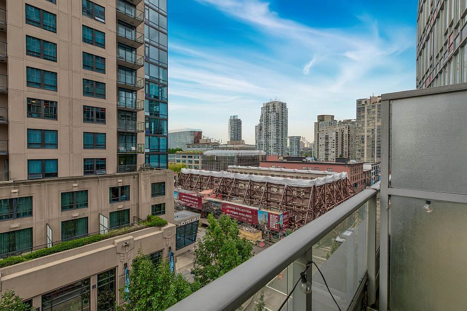 705 233 Robson Street Vancouver, BC - 2