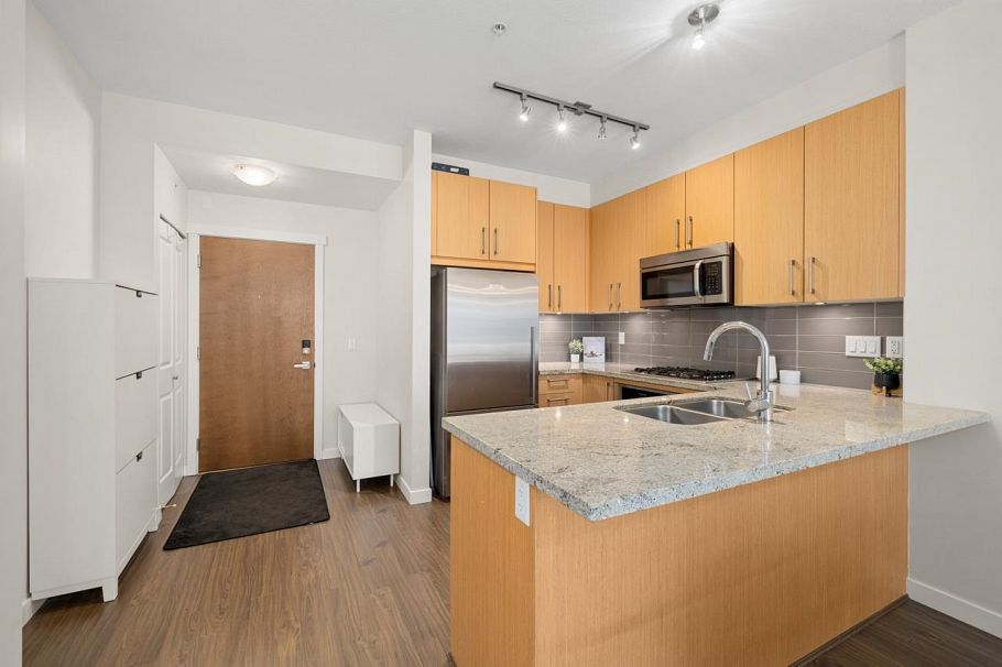 304 139 W 22nd Street North Vancouver, BC - 10