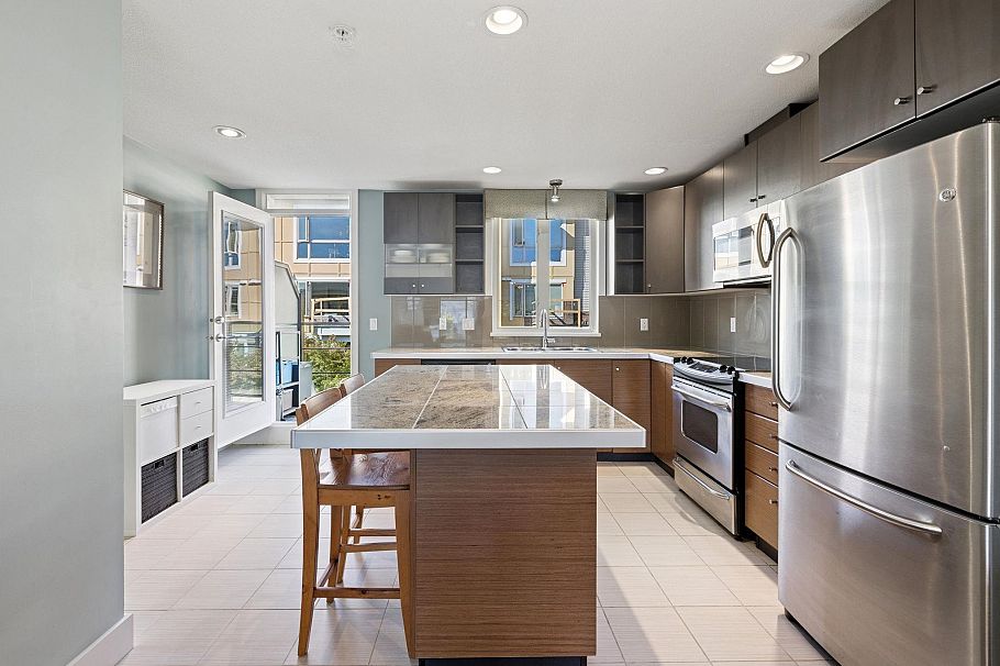 22 728 W 14th Street North Vancouver, BC - 9