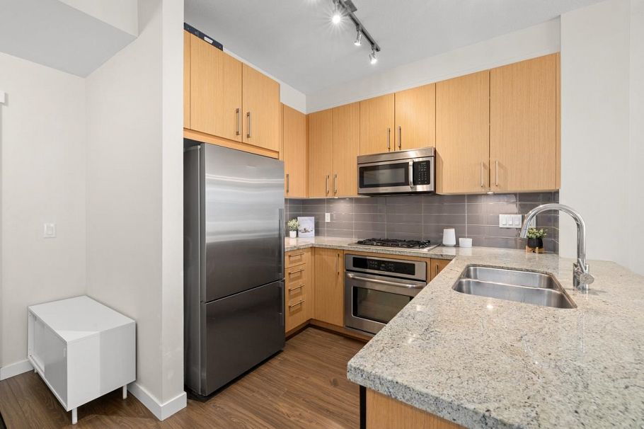 304 139 W 22nd Street North Vancouver, BC - 11