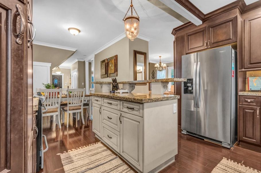 2385 W 7th Avenue Vancouver, BC - 10