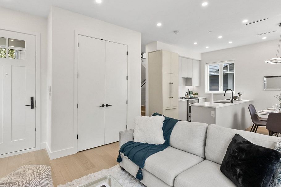 525 E 11th Avenue Vancouver, BC - 3