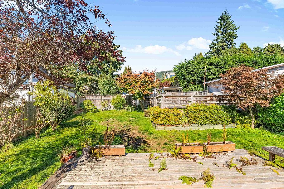 138 W Kings Road North Vancouver, BC - 31