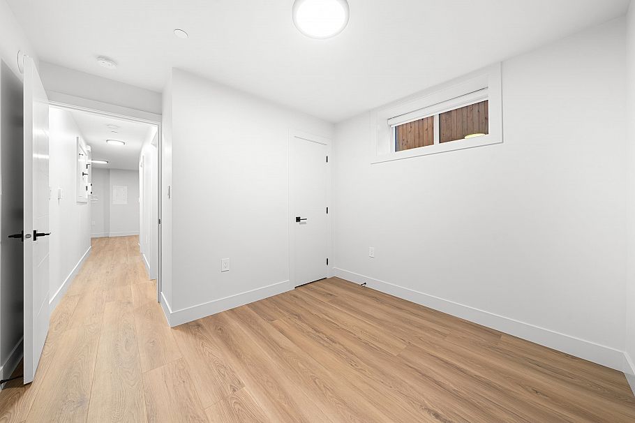 1810 E 55th Avenue Vancouver, BC - 40