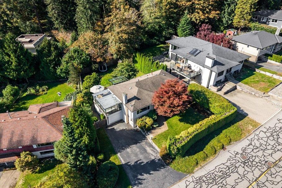 799 Plymouth Drive North Vancouver, BC - 29