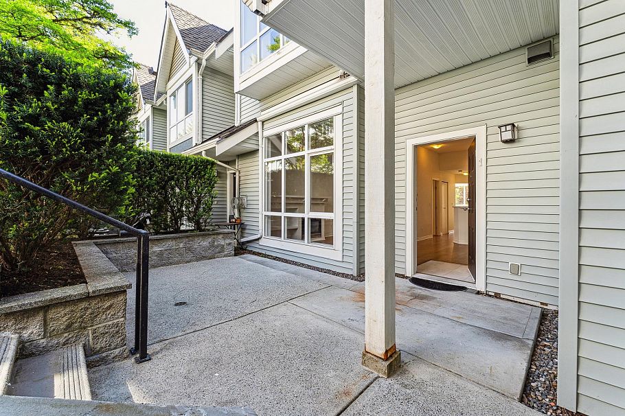 1 995 Lynn Valley Road North Vancouver, BC - 1