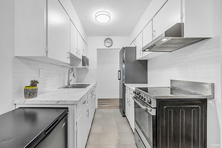 704 555 W 28th Street North Vancouver, BC - 4