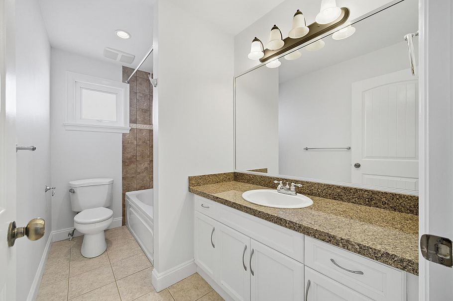 2411 George Street North Vancouver, BC - 25