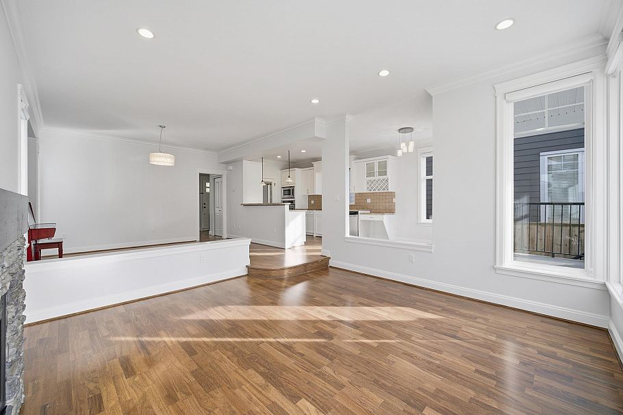 2411 George Street North Vancouver, BC - 11