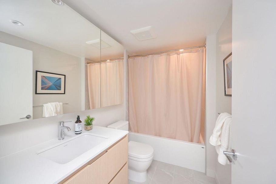 1701 1500 Fern Street North Vancouver, BC - 18