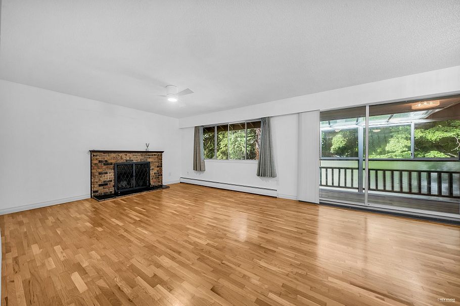 704 555 W 28th Street North Vancouver, BC - 11