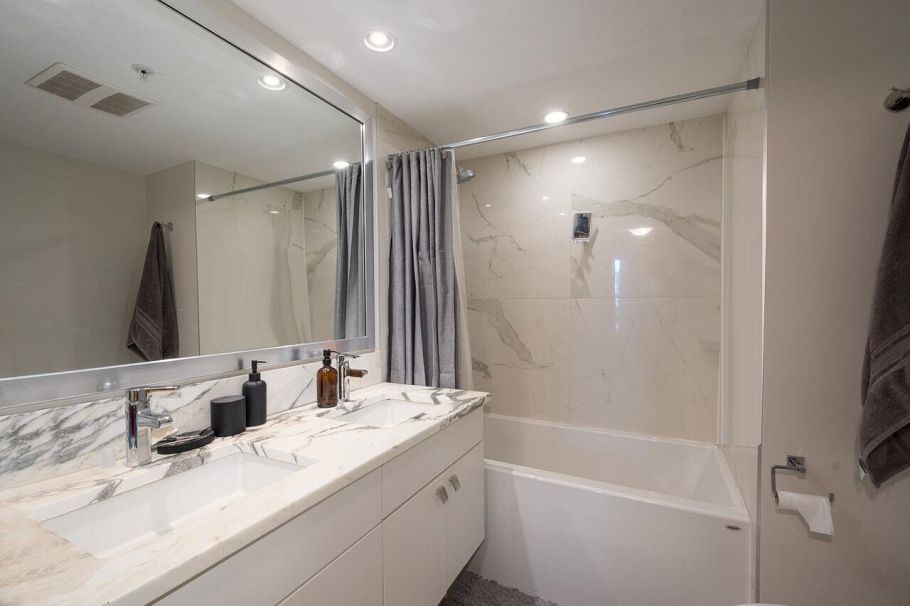 2063 W 10th Avenue Vancouver, BC - 10