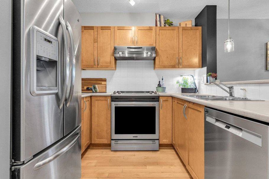 105 333 E 1st Street North Vancouver, BC - 3