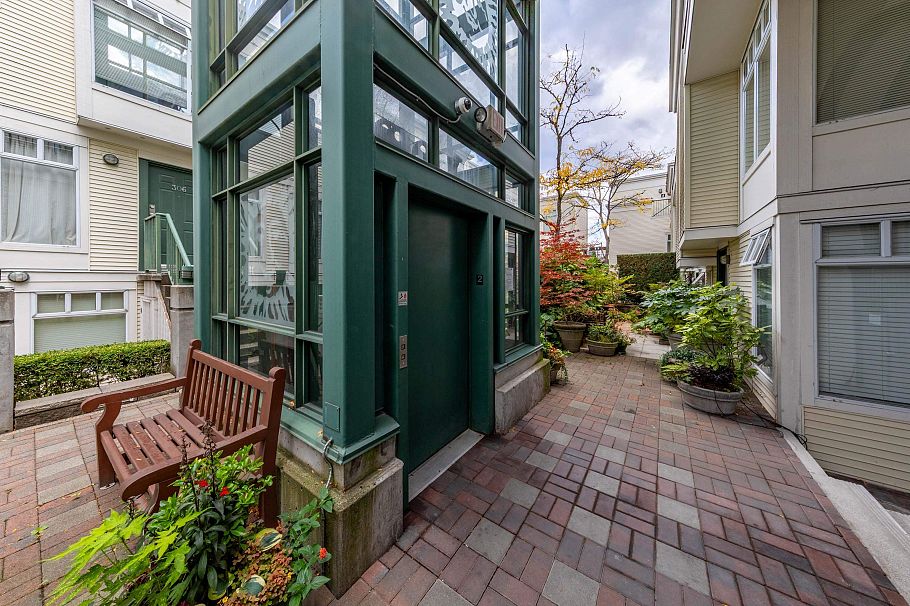 215 3727 W 10th Avenue Vancouver, BC - 3