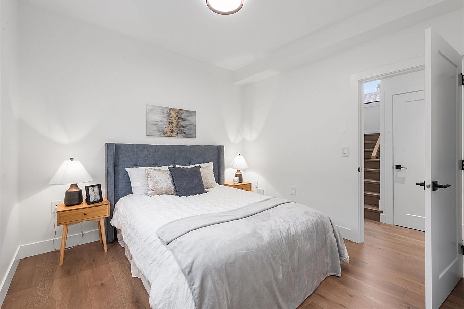 2 878 E 37th Avenue Vancouver, BC - 25