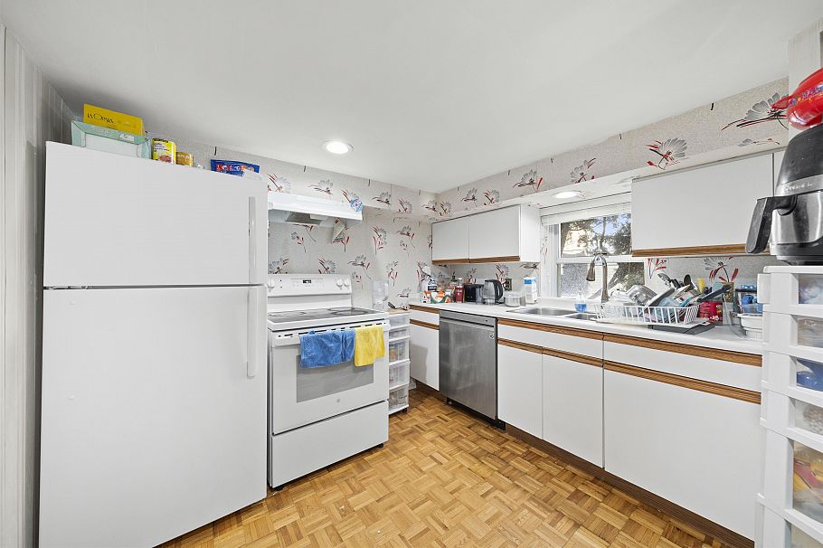 555 W 19th Avenue Vancouver, BC - 23