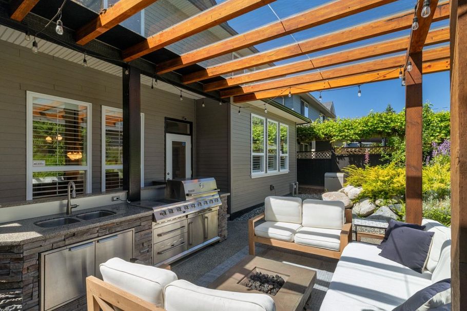 744 E 15th Street North Vancouver, BC - 34