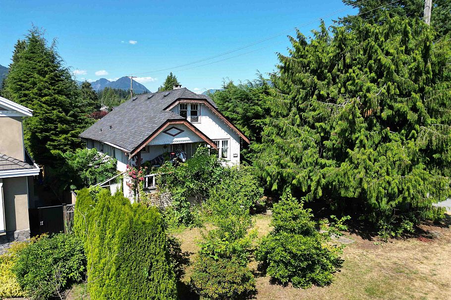 796 E 11th Street North Vancouver, BC - 11