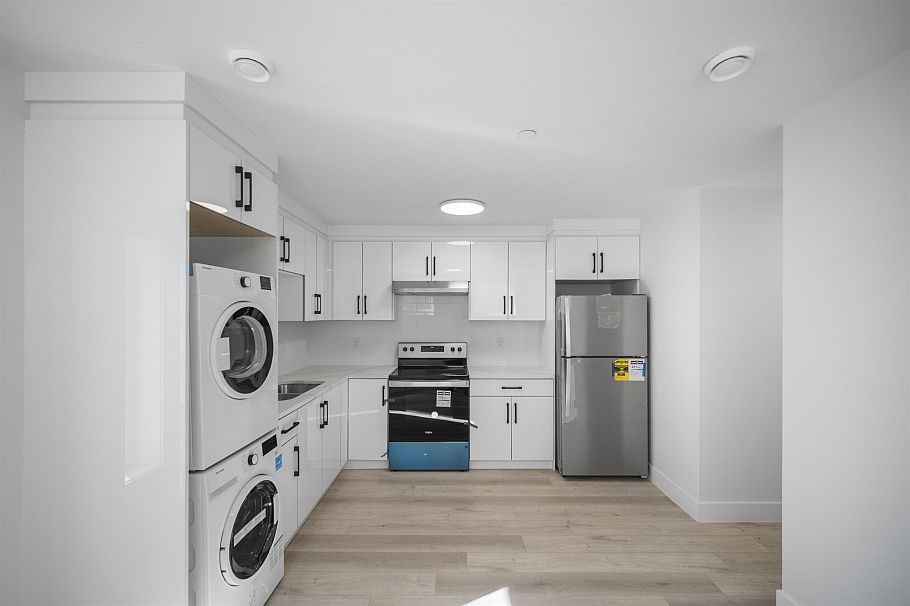 2790 E 49th Avenue Vancouver, BC - 32