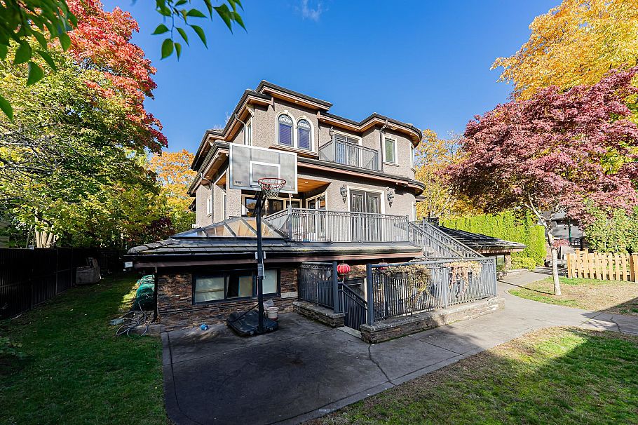 2502 W 36th Avenue Vancouver, BC - 38
