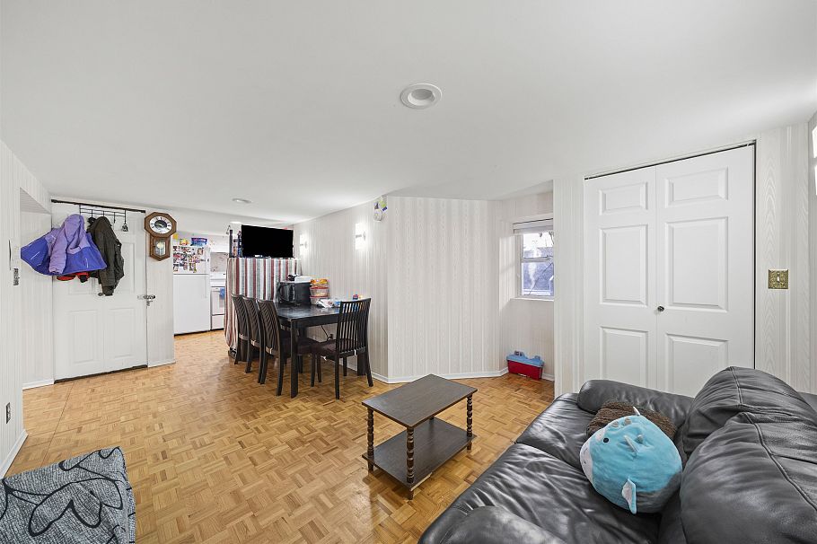 555 W 19th Avenue Vancouver, BC - 21