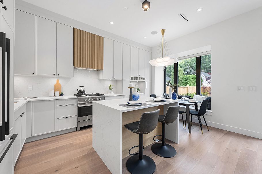 2 878 E 37th Avenue Vancouver, BC - 3