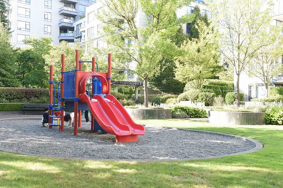 512 3588 Crowley Drive Vancouver, BC - 16