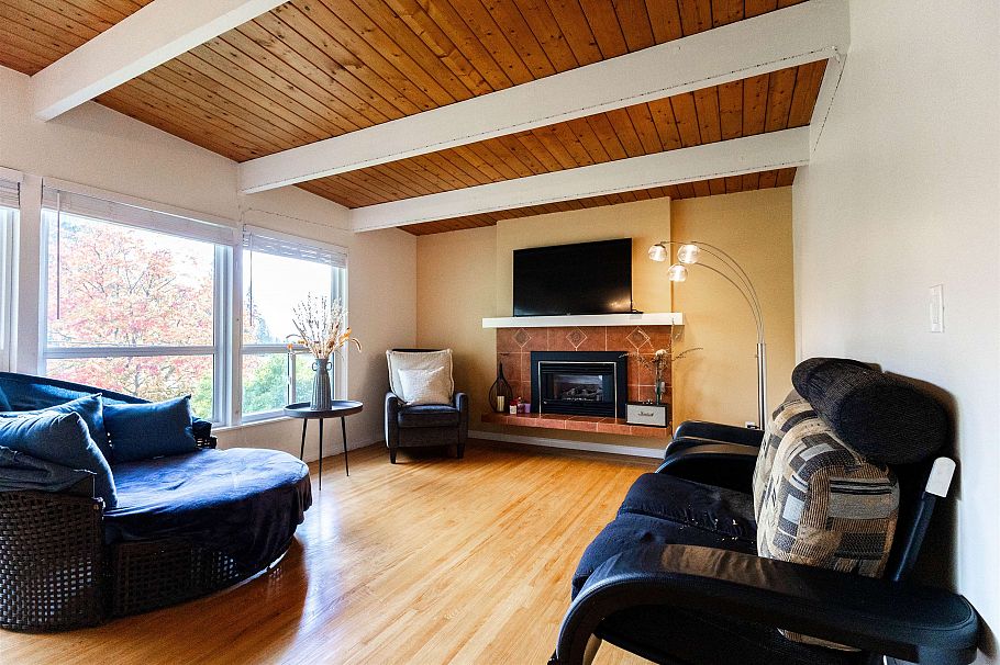 3063 Royal Avenue North Vancouver, BC - 2