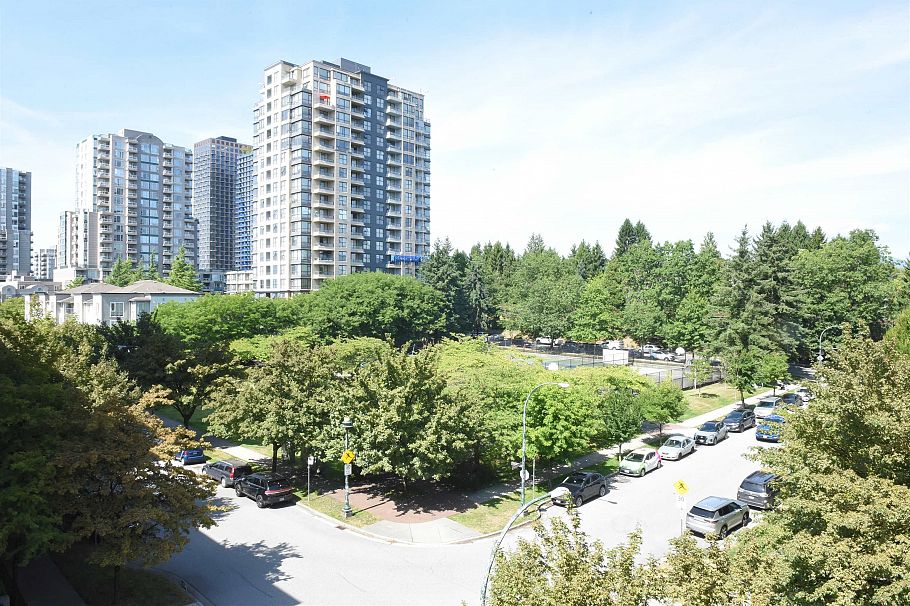 512 3588 Crowley Drive Vancouver, BC - 8