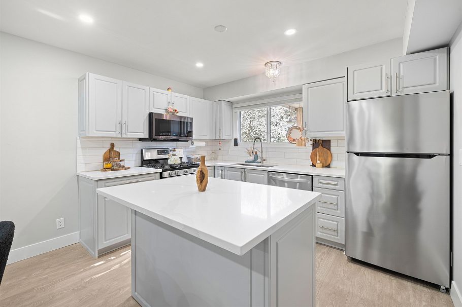 2333 Kirkstone Road North Vancouver, BC - 29