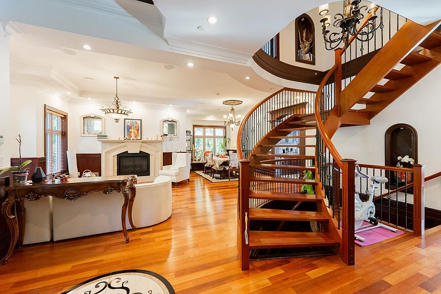 2502 W 36th Avenue Vancouver, BC - 9