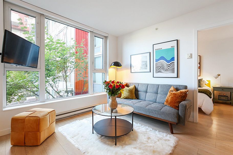 305 933 E Hastings Street Vancouver, BC - 1