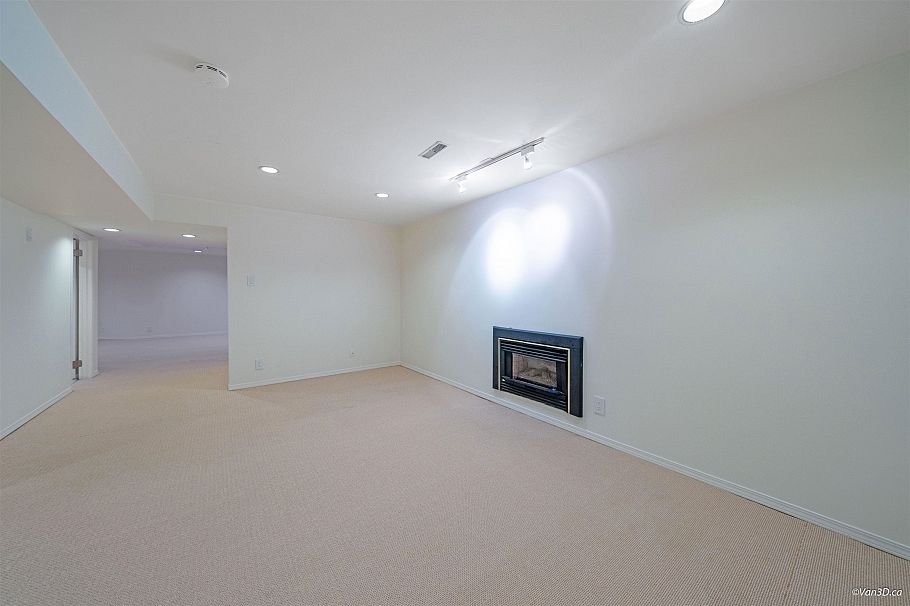 1072 Clements Avenue North Vancouver, BC - 23