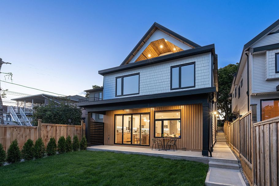 2 3576 E Pender Street Vancouver, BC - 35