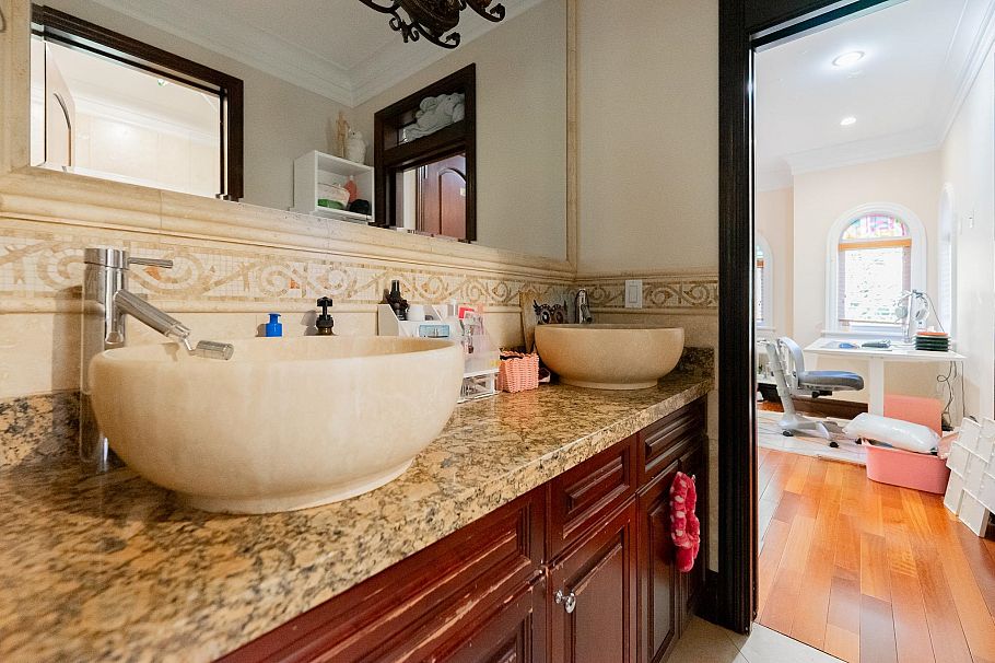 2502 W 36th Avenue Vancouver, BC - 29