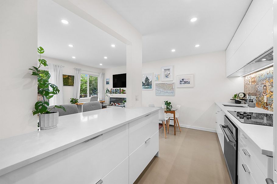 101 241 St. Andrews Avenue North Vancouver, BC - 3