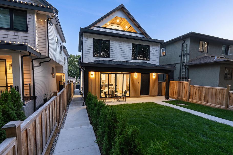 2 3576 E Pender Street Vancouver, BC - 1