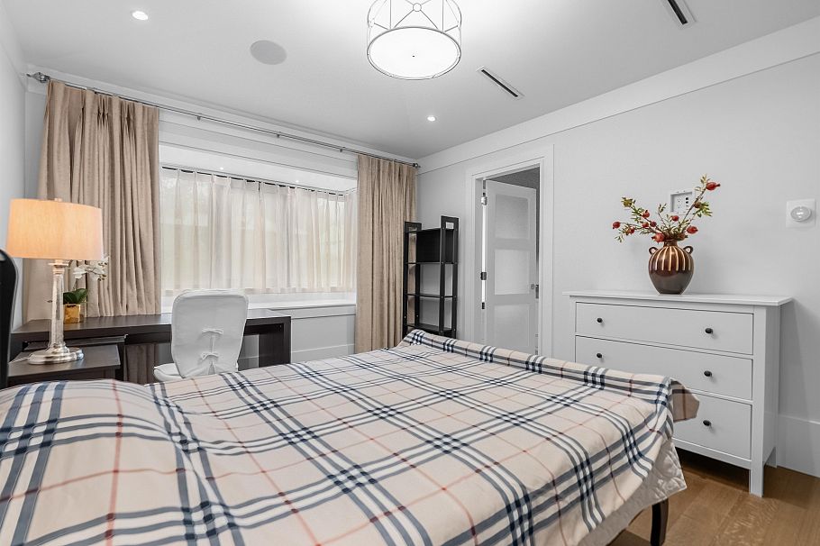 925 Beaumont Drive North Vancouver, BC - 25